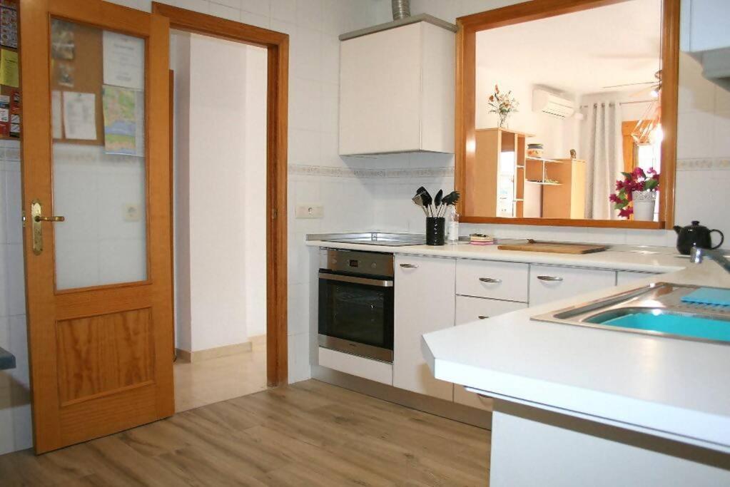 Beachside Apartment In The Centre Of El Campello Exterior photo